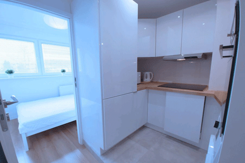 Apartament na morzem Gdask - ALBATROS. Kwatera prywatna blisko play Jelitkowo Brzeno Sopot. Nocleg Sopot tanio. Korytarz i wejscie do mniejszej sypialni oraz widok na kuchni. Zapraszamy caorocznie i na Nowy Rok i Sylwester