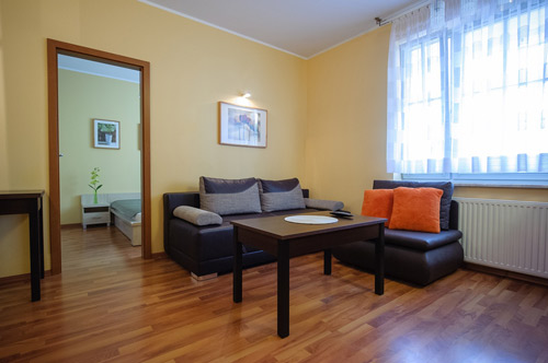 Apartamenty Sopot Kwatery Sopot Noclegi Sopot Hotele Sopot. Salon ujcie oglne z sypialni w tle.