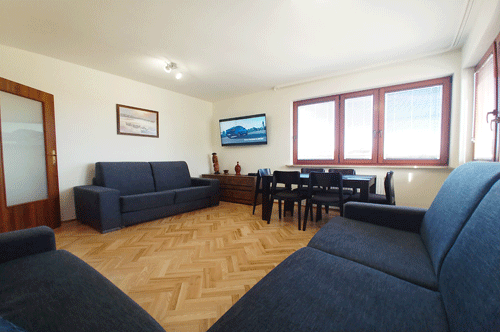 Apartament na morzem Gdask - MARINA. Kwatera prywatna blisko play Jelitkowo Brzeno Sopot. Nocleg Sopot tanio. Salon duy st z 6 krzesami + okno widokowe i wejcie na duy taras. Zapraszamy caorocznie i na Nowy Rok i Sylwester