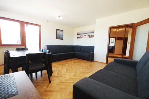 Apartament na morzem Gdask - MARINA. Kwatera prywatna blisko play Jelitkowo Brzeno Sopot. Nocleg Sopot tanio. Salon - podwjne rozkadane kanapa i dua rogwka + widok na due okno i wyjcie na taras. Zapraszamy caorocznie i na Nowy Rok i Sylwester